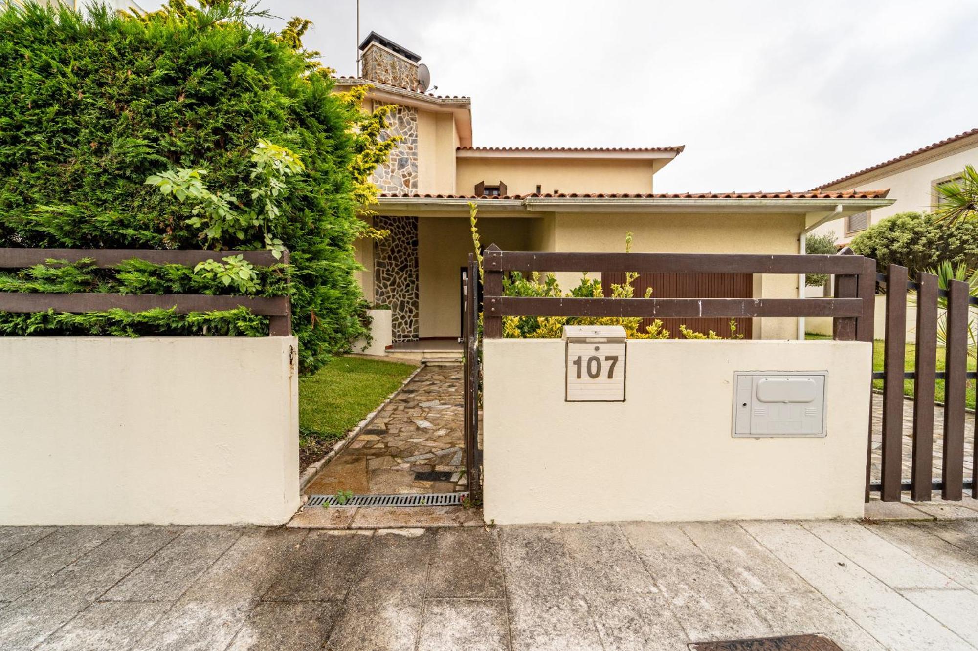 Amorosa Villa, 500M From The Beach By House And People Ngoại thất bức ảnh